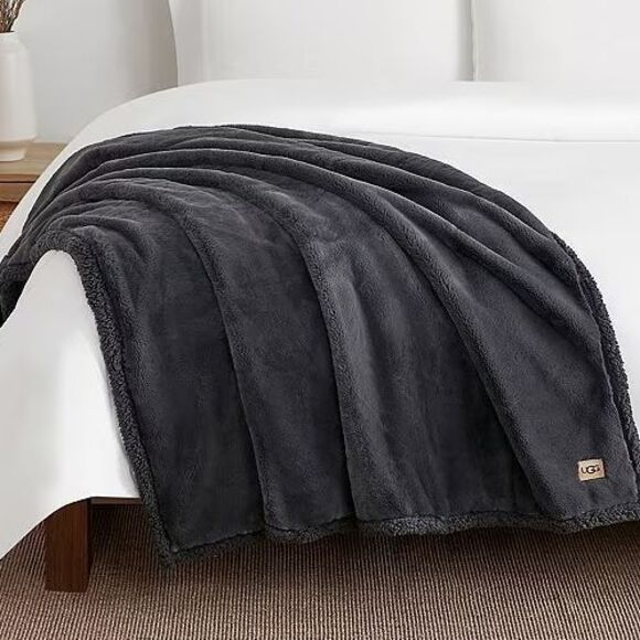 UGG Reversible Shearling‎ Lined 50" x 70" Faux Fur Throw Blanket Coal Gray NWT! - Picture 1 of 5